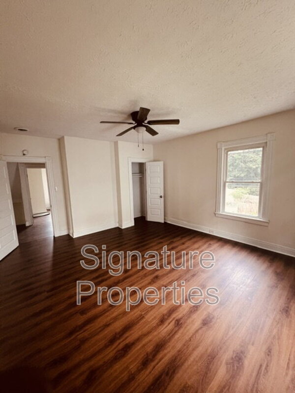 Building Photo - 102 W Lancaster Rd