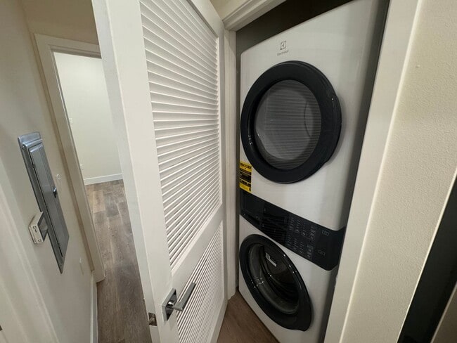 Building Photo - 1015 W 21st St