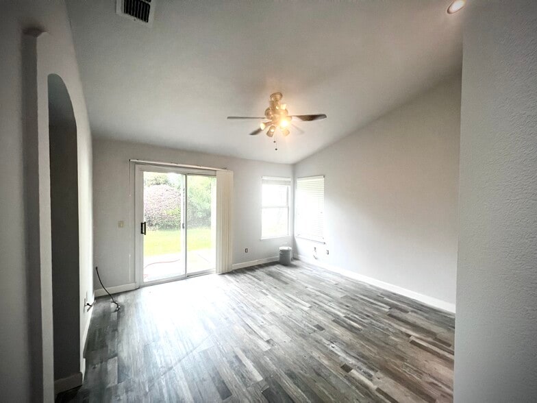 Master bedroom - 1288 Canevari Dr