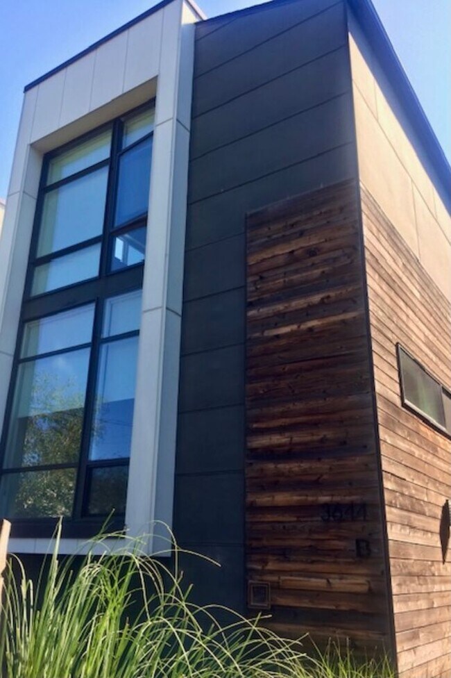 Building Photo - Mount Baker/Columbia City Townhome