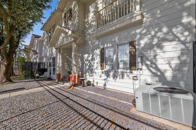 Building Photo - 313 Hogan St