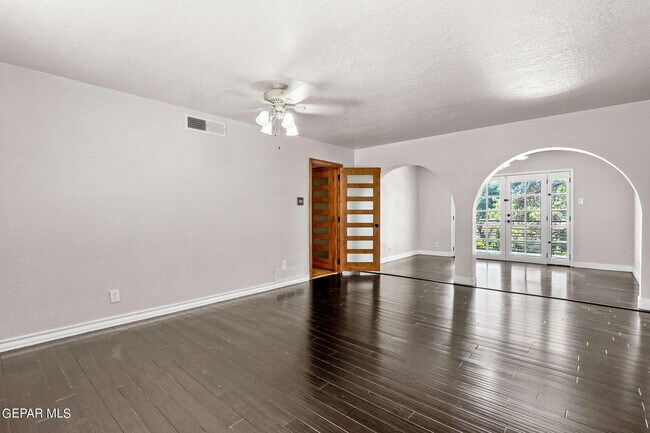 Building Photo - 5109 Memory Dr