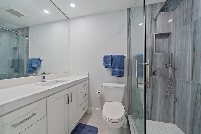 Building Photo - 3902 Fairway Dr N