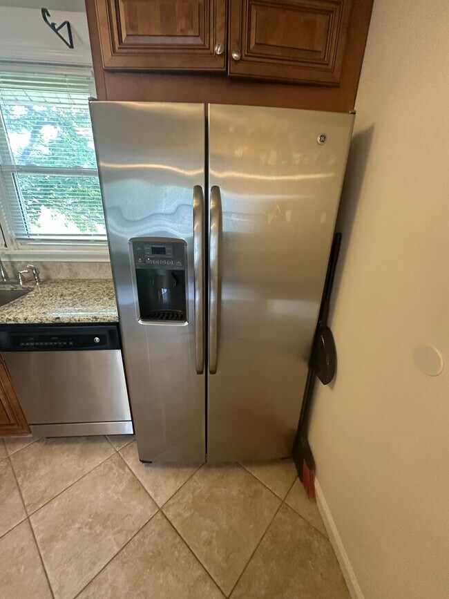 Building Photo - 9 Thompson St