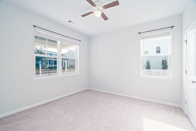 Building Photo - Cozy Living in The Ponds