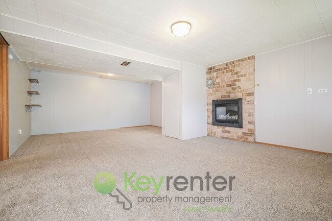Building Photo - Des Moines 3 Bed Gem with Hot Tub and Spacious Layout