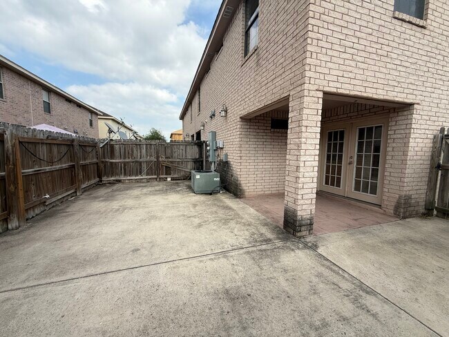 Building Photo - 1502 W Kiwi