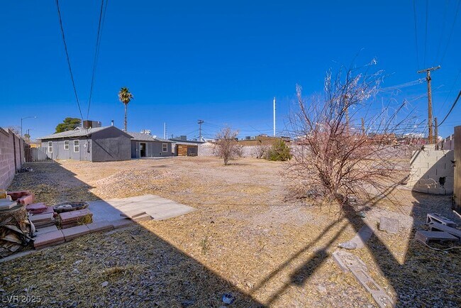 Building Photo - 1037 Yucca Ave