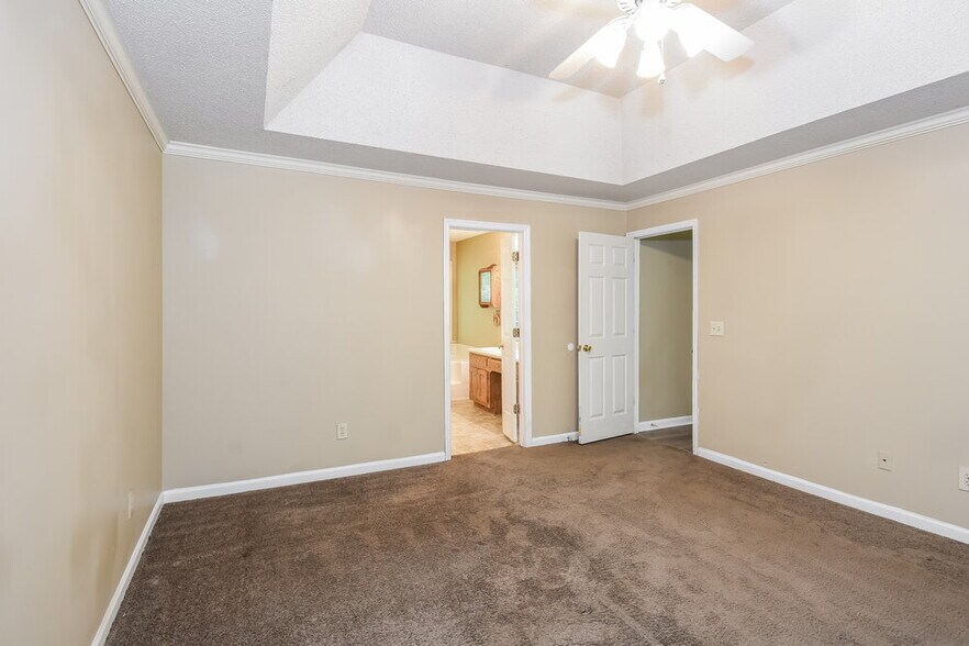 Building Photo - 2699 Barcelona Dr SW