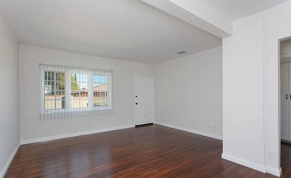 Building Photo - 2001 Linda Rosa Ct