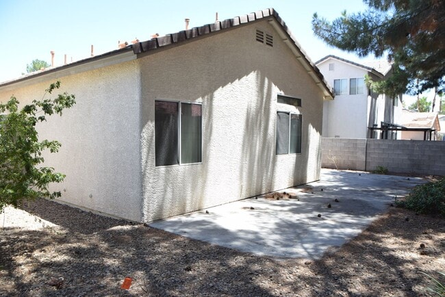 Building Photo - 1 STORY HOME IN GATED SE COMMUNITY