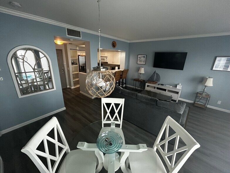 Living Room/Dining Area - 655 Columbia St