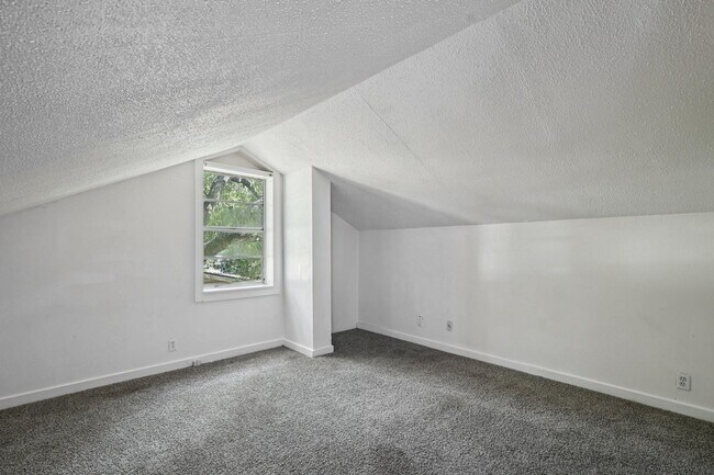Building Photo - 2423 Meadow Ln