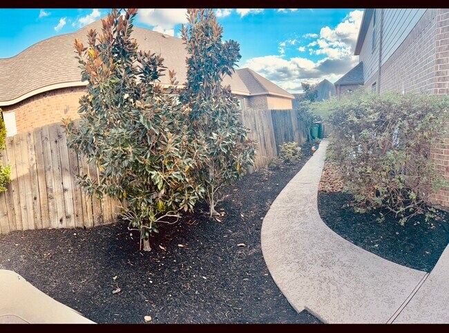 Building Photo - 23410 Bracino Lake Dr