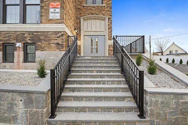 Building Photo - 22 Waverly St