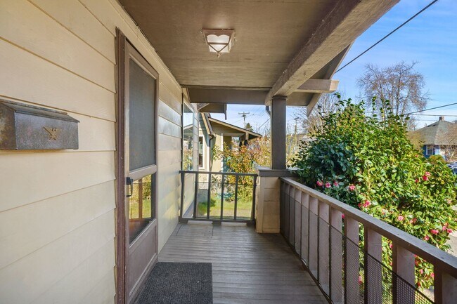Building Photo - 709 McKenzie Ave