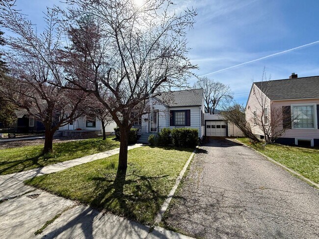 Building Photo - 3 Bedroom / 2 Bath Home - Bespoke Elegance in the University District!