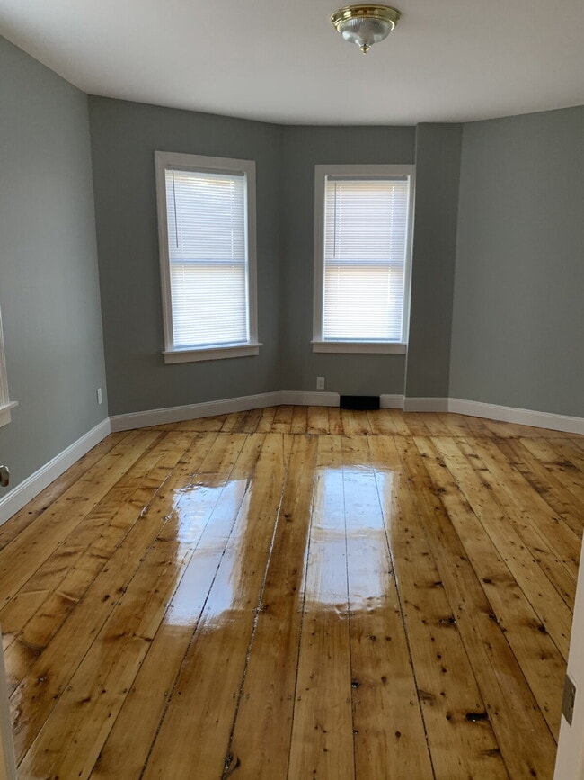 Building Photo - 1ST FLOOR!  3-bedroom unit located on a quiet dead-end street!