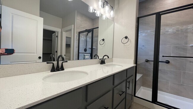 Building Photo - Great Townhouse in Windsor - Highland Meadows