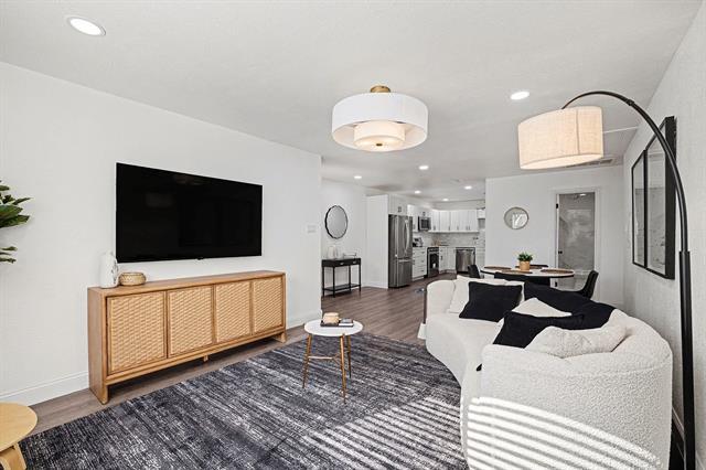 Building Photo - 718 E Pecan St