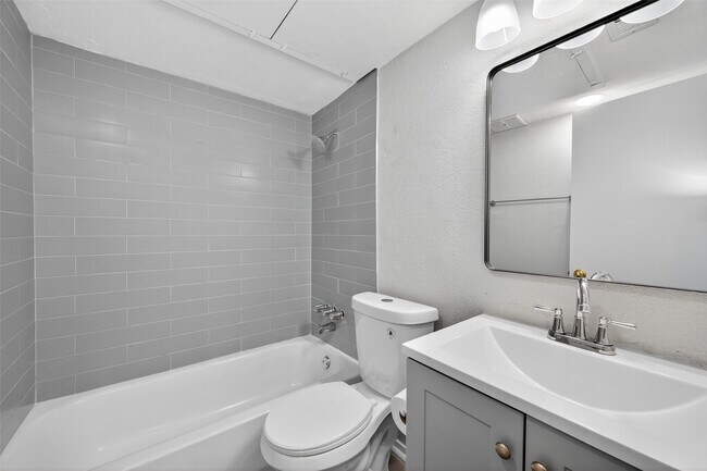 Building Photo - 6410 Del Monte Dr