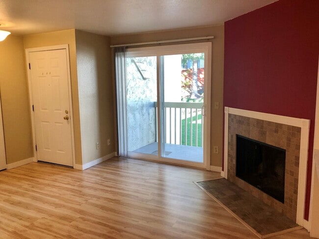Building Photo - Updated 2 Bedroom Condo in Prime Redmond L...