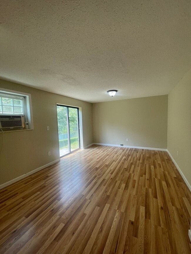 Building Photo - Great Location to Local Amenities