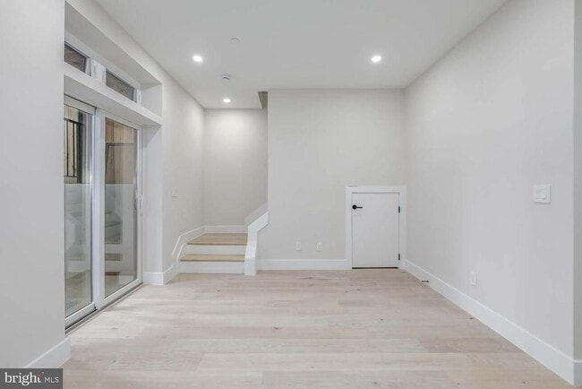 Building Photo - 722 Kenyon St NW