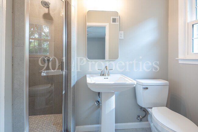 Building Photo - 680 Loeb St