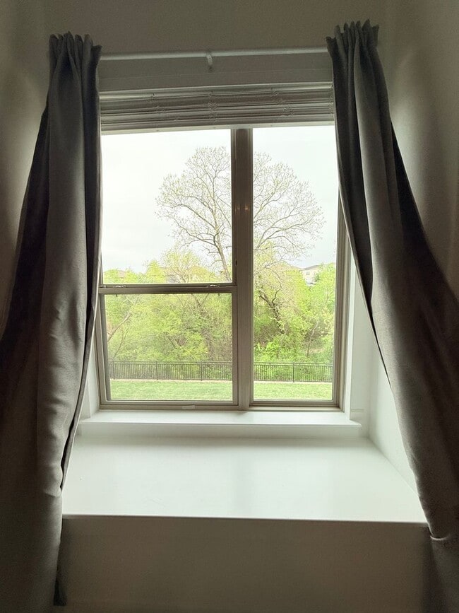 Building Photo - AVAILABLE NOW -Stunning 3-Bedroom Townhome Overlooking Greenbelt in Plano ISD 600 Collier Drive