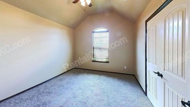 Building Photo - Large Lot, Big Space