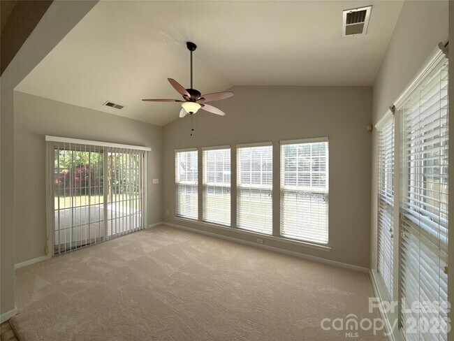 Building Photo - 2140 Pineapple Ct