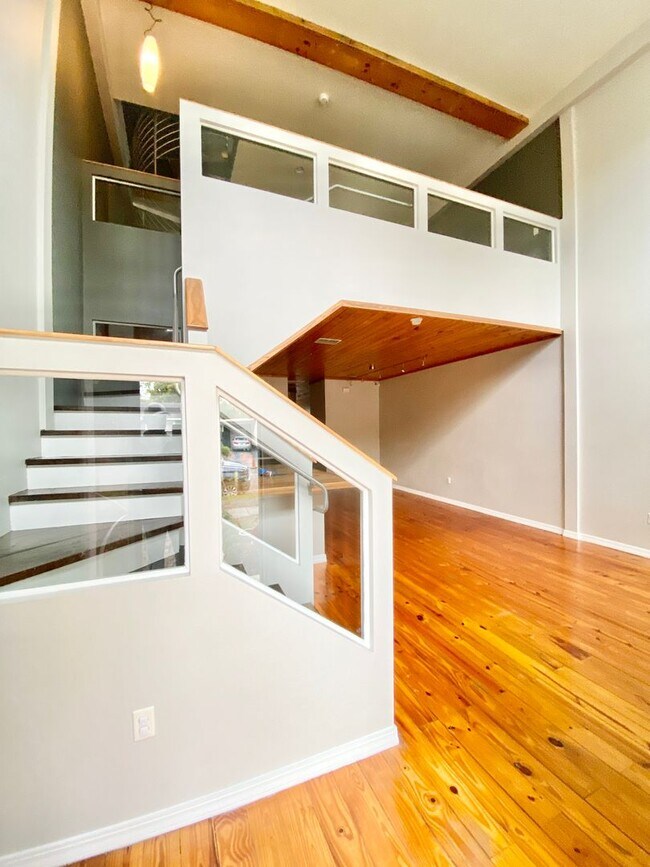 Building Photo - LUXURY TOWNHOME IN SODO 3/2.5 PLUS OFFICE AND BONUS ROOM  - DOWNTOWN ORLANDO