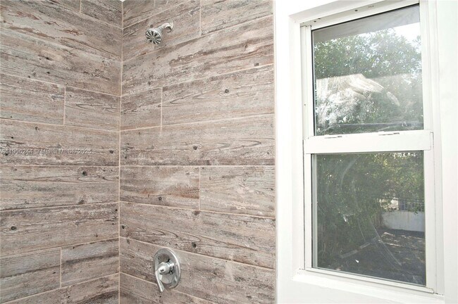 Building Photo - 1323 N Federal Hwy