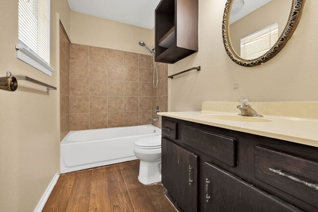 Building Photo - 3 bedroom 2 bath in the well sought subdivision of Great Northwest!