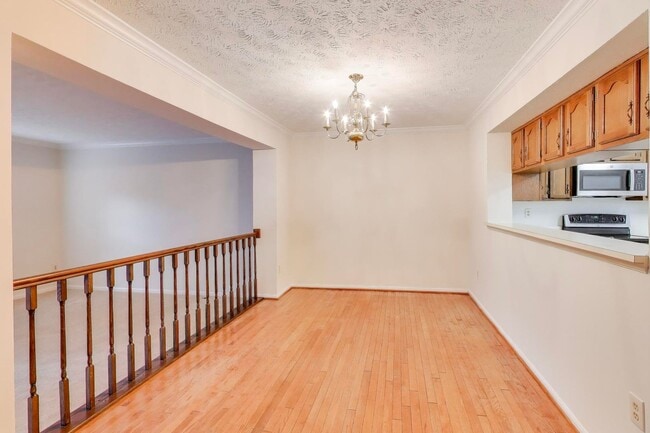 Building Photo - Ellicott City townhome for you!