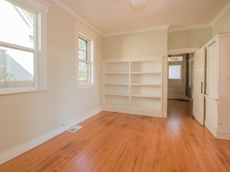 Building Photo - 2027 N Williams Ave