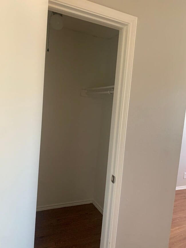 Building Photo - 3 bedroom 2 bath