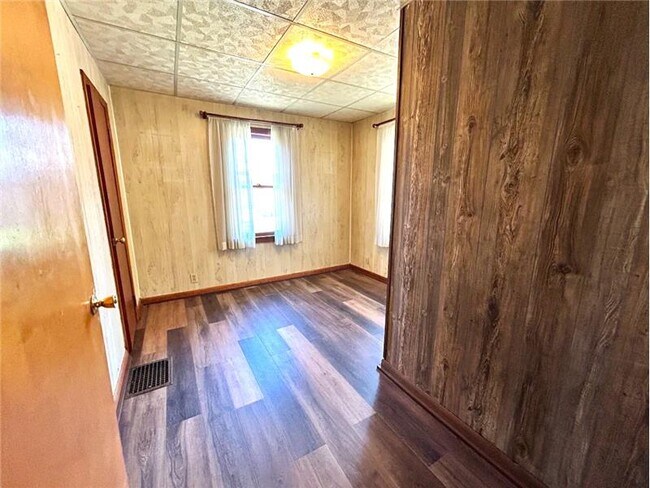 Building Photo - 828 Cove Rd