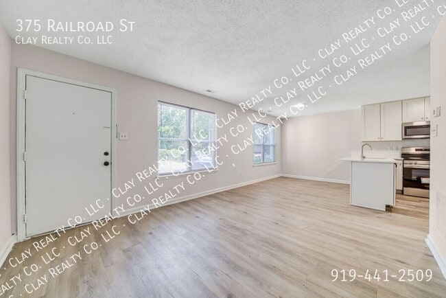 Building Photo - 375 Railroad St