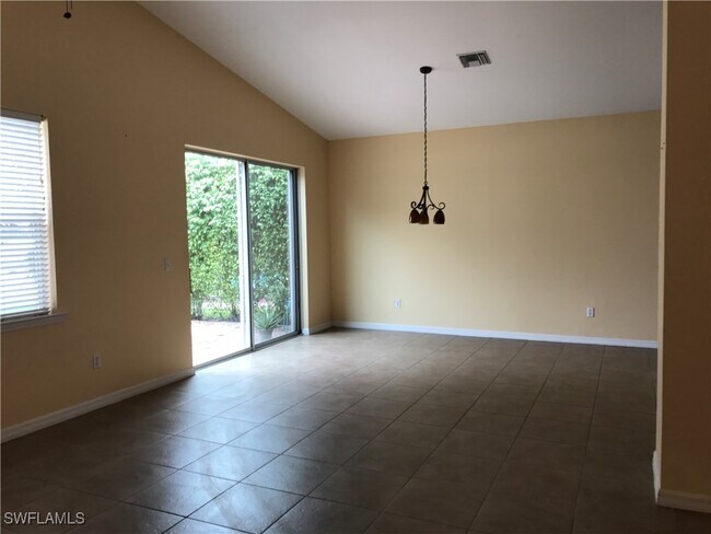 Building Photo - 1560 Birdie Dr