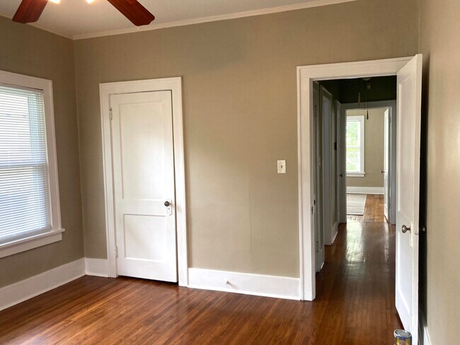 Building Photo - 1123 S Lewis Pl