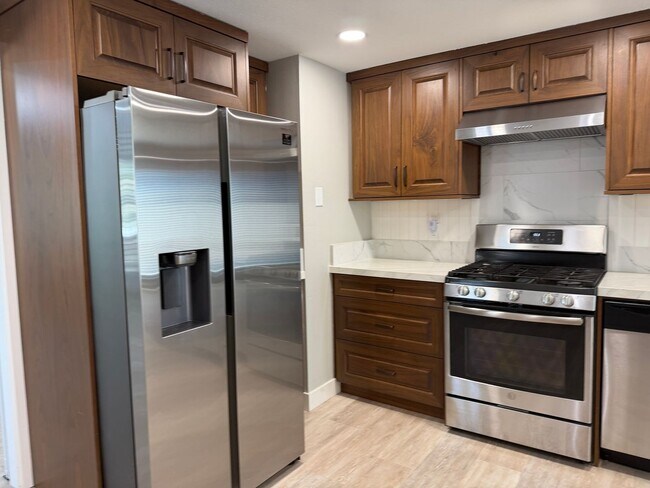 Building Photo - Absolutely gorgeous 3 bedroom 2 bath house