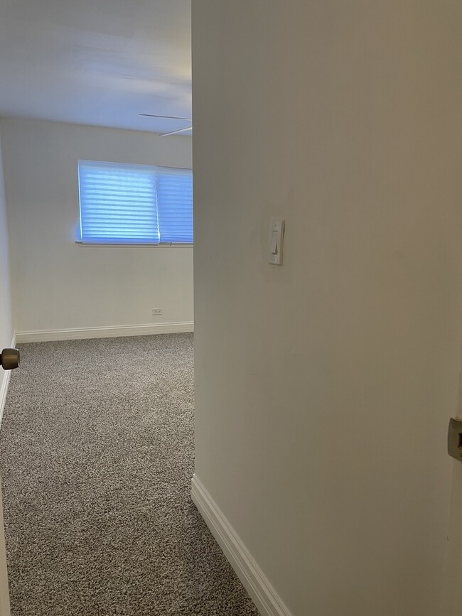 Building Photo - 16W525 Mockingbird Ln