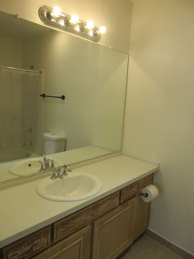 Building Photo - Wonderful townhouse on Glenoaks!