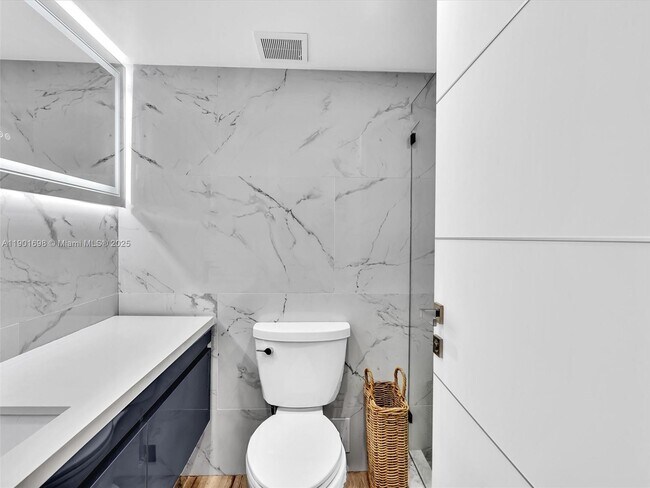 Building Photo - 10000 W Bay Harbor Dr