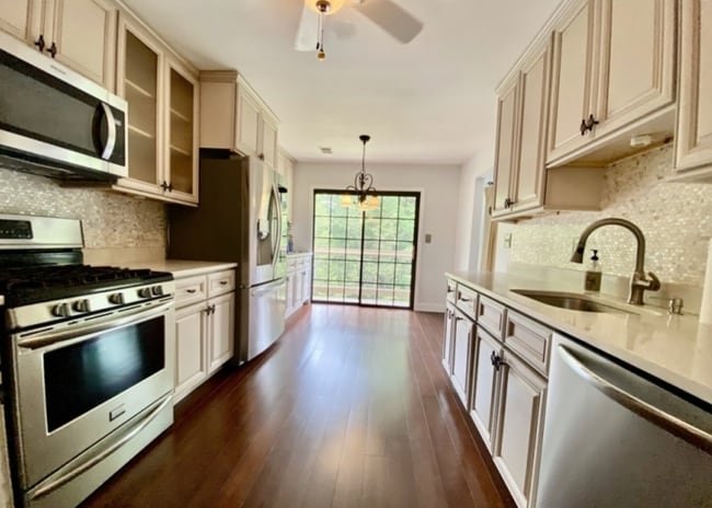 Building Photo - 2605 Hemlock Pl