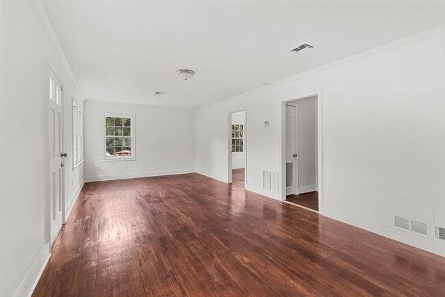 Building Photo - Charming 3 Bedroom, 2 Bathroom house