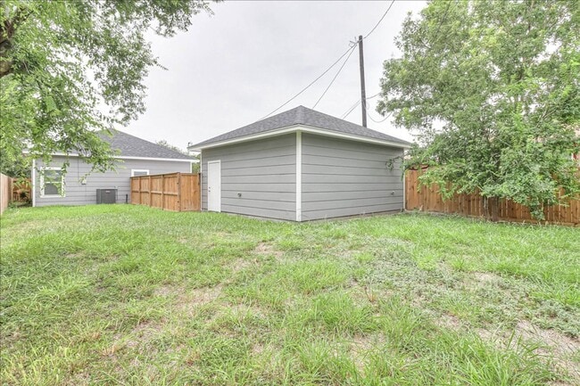 Building Photo - 5017 Moravian Dr