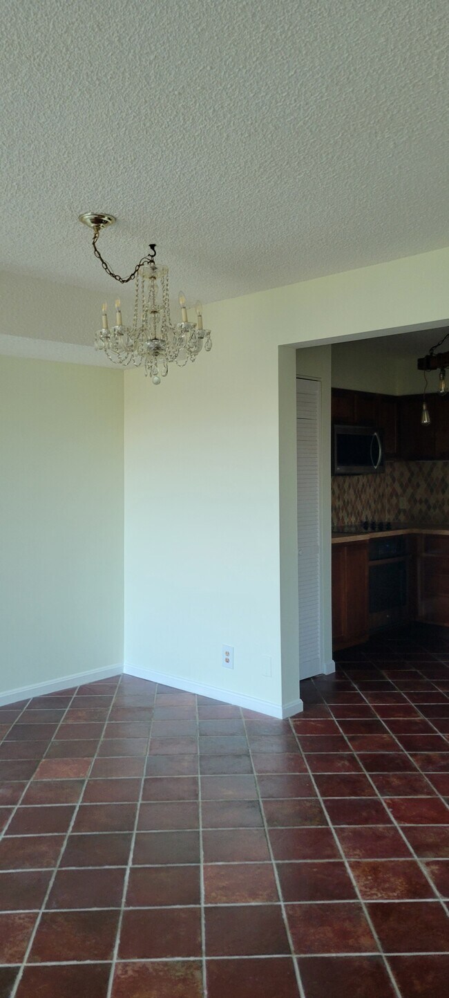 Building Photo - 3800 Powell Ln